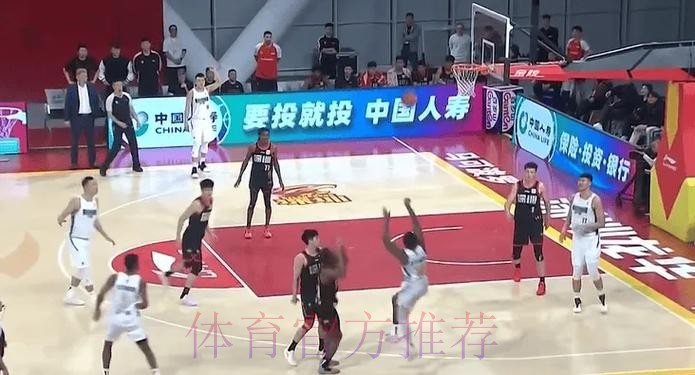 杰曼高难度三分强投压哨打板命中,北京三节落后8分 杰曼高难度三分强投压哨打板命中,北京三节落后8分