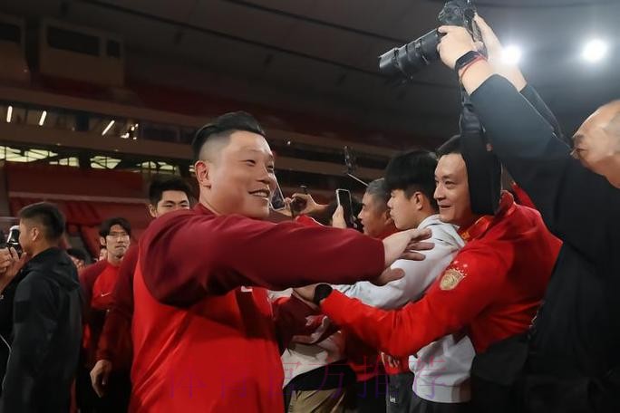 海港周末举行“海港校园行”活动,吕文君、蔡慧康参加 海港周末举行“海港校园行”活动,吕文君、蔡慧康参加