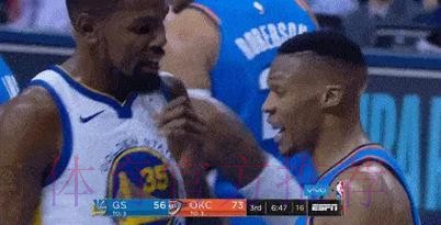 威少赛后和杜兰特拥抱致意,威少生涯面对杜兰特12胜7负 威少赛后和杜兰特拥抱致意,威少生涯面对杜兰特12胜7负